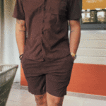 Homme en tenue décontractée marron