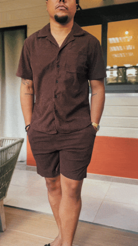 Homme en tenue décontractée marron