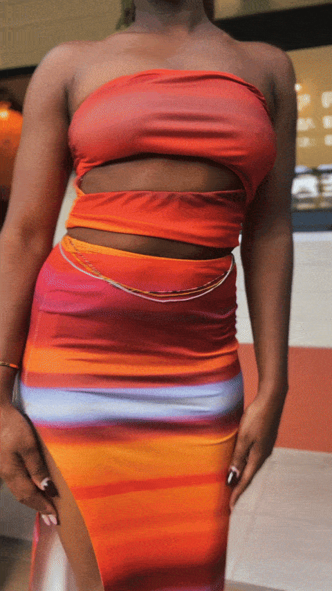 Robe colorée avec découpe élégante