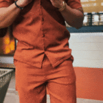 Homme en tenue orange élégante.