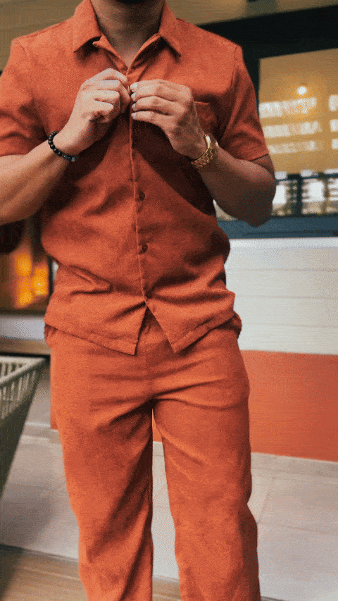 Homme en tenue orange élégante.